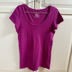 American Eagle cotton cap-sleeved light weight T-shirt, fuchsia size M.